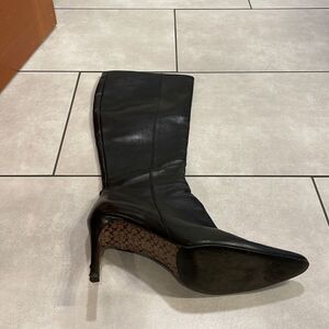 Coach one boot. It's the left boot. woman’s black leather heeled left boot.